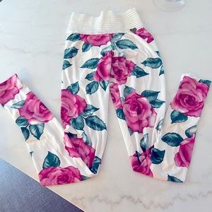 Cute booty lounge rose leggings